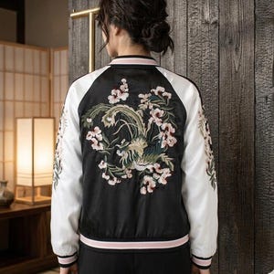 桜の刺繍入りスカジャン、黒シルクボンバージャケット、日本の花柄ストリートウェア、リバーシブルジャケット（女性用）