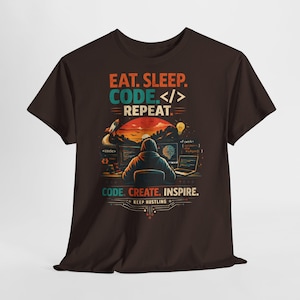 Op de afbeelding: Bruin t-shirt met de tekst "EAT. SLEEP. CODE. REPEAT." in oranje, teal en wit. De afbeelding toont een persoon die codeert met een zonsondergang op de achtergrond. De tekst "CODE. CREATE. INSPIRE. KEEP HUSTLING" is ook aanwezig.
