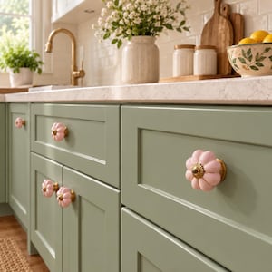 Tiradores de cerámica rosa con forma de flor, tiradores dorados con diseño floral para cajones, tiradores decorativos para armarios, pomos para cómodas, herrajes para muebles de estilo rústico.
