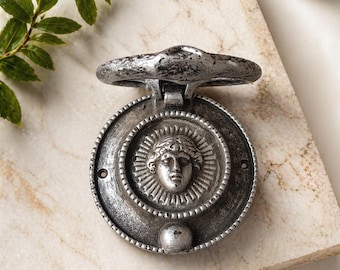 Aldaba de puerta vintage con diseño de diosa / Hierro antiguo hecho a mano / Decoración gótica victoriana para el hogar / Regalo único para inauguración de casa / Herrajes para casas de campo