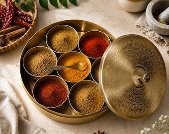 Boîte à épices Masala Dabba en laiton fabriquée à la main avec 7 récipients et une cuillère | Organiseur de rangement pour épices indiennes | Cadeau de décoration de cuisine traditionnelle
