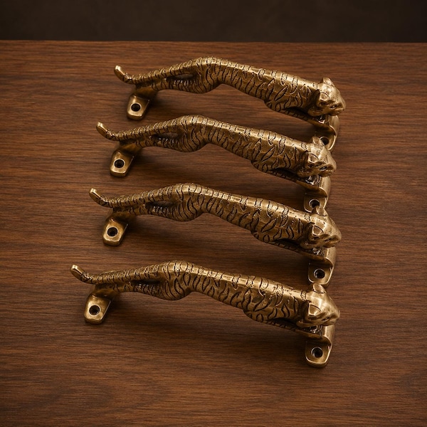 Dörrhandtag i massiv mässing med tigermotiv, antik skåphandtag med djurmotiv, lyxiga garderobsbeslag