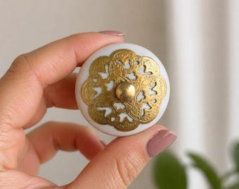 Ceramiczne gałki | Białe złote uchwyty do szuflad szafek | Mosiężne filigranowe akcesoria kuchenne | Gałki do komody, prezent w stylu boho