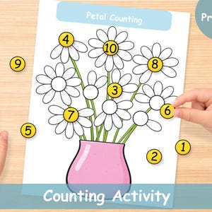 Könnte beinhalten: Eine ausdruckbare PDF-Zählaktivität mit einem Strauß weißer Gänseblümchen in einer rosa Vase. Das Arbeitsblatt trägt die Aufschrift "Petal Counting" und "Counting Activity". Nummerierte Kreise von 1 bis 10 sind zum Üben des Zählens enthalten. Eine Kinderhand platziert eine Zahl.