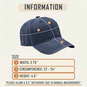 Peut inclure: Casquette de baseball bleu marine avec informations de taille. La largeur est de 7 cm, la circonf&eacute;rence est de 56-61 cm et la hauteur est de 11,4 cm. Le texte "INFORMATION" est en haut.