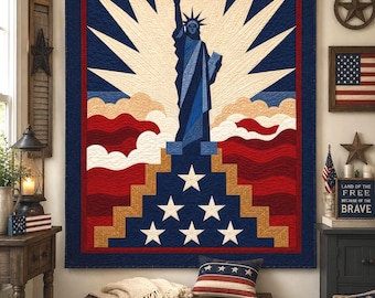 Puede incluir: Un edredón patriótico con la Estatua de la Libertad en azul, rojo y blanco. El diseño incluye un borde azul, líneas blancas radiantes y un patrón ondulado rojo y blanco. Es una decoración de pared.