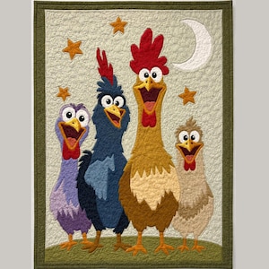 Puede incluir: Un edredón caprichoso con cuatro pollos de dibujos animados con picos abiertos, sobre un fondo claro con estrellas y una luna creciente. Los pollos son en tonos de morado, azul, amarillo y beige, con crestas y picos rojos.