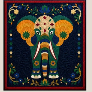 Könnte beinhalten: Ein rechteckiger Quilt mit einem zentralen Elefantenmotiv in Grün, Gelb und Blau mit weißen Stoßzähnen. Der Elefant ist von floralen Ranken und geometrischen Mustern auf dunkelblauem Grund umgeben, eingefasst von einem roten Rahmen.