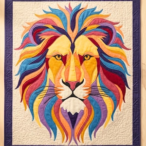 Può includere: Una trapunta con il volto di un leone colorato, con sfondo crema e bordo viola scuro. La criniera del leone è un vivace mix di arancione, giallo, rosso, blu e viola. Il volto del leone è giallo con dettagli rossi.