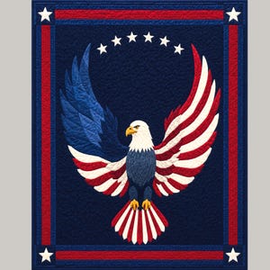 Op de afbeelding: Een patriottische quilt met een gestileerde Amerikaanse zeearend met uitgespreide vleugels. De vleugels van de adelaar zijn gekleurd in rood-witte strepen en blauw met witte sterren. De quilt heeft een marineblauwe achtergrond met een rood-witte rand en witte sterren in de hoeken.