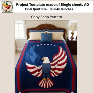 Puede incluir: Un edred&oacute;n azul marino con un dise&ntilde;o de &aacute;guila patri&oacute;tica, con rayas rojas y blancas y alas azules. El edred&oacute;n mide 83.8 x 118.9 cm. El texto "Copy Shop Pattern" es visible.
