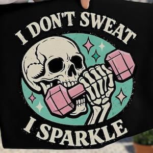 Nie pocę się, błyszczę PNG, zabawny projekt czaszki z siłowni, humor treningowy SVG, sublimacja cytatu o fitness, grafika na koszulkę sportową.