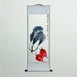 Może przedstawiać: Tradycyjne chińskie malarstwo na zwoju przedstawiające bok choy i rzodkiewki w akwareli. Bok choy jest oddany w odcieniach szarości i czerni, a rzodkiewki są w żywym czerwonym kolorze. Kaligrafia znajduje się po prawej stronie.