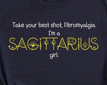 Fibromyalgie Schütze T-Shirt, Fibro Awareness Tee, lustige Sternzeichen T-Shirt, sarkastisches Humor Shirt, Frauengesundheit Astrologie Shirt, Geschenk für sie