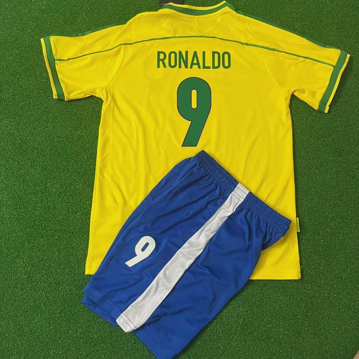 Maillot domicile du Brésil, Coupe du Monde 1998, signé par Ronaldo (certificat inclus), taille L Maillot domicile du Brésil, Coupe du Monde 1998, signé par Ronaldo (certificat inclus), taille L
