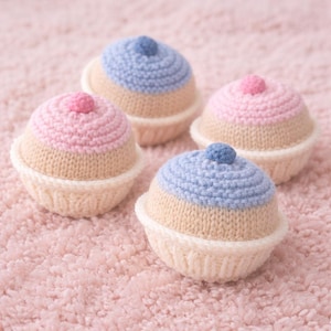 Puede incluir: Una taza de cerámica blanca con un asa negra y el texto "But First, Coffee" en un estilo manuscrito. La taza está sobre una superficie blanca. La taza mide 10 cm de alto.