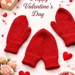 Può includere: Immagine a tema San Valentino con guanti rossi lavorati a maglia e un cappello abbinato. Il testo "Happy Valentine's Day" è visualizzato in un carattere decorativo. La scena è decorata con accenti rossi a forma di cuore, una confezione regalo e rose rosa.
