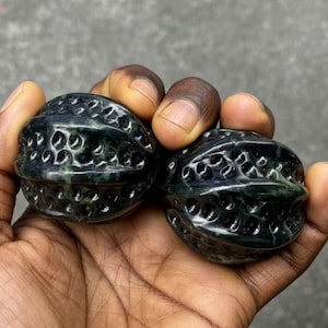 Bolas de masaje de jade negro natural con forma de nuez - Piedra curativa pulida a mano para ejercitar las manos y aliviar el estrés