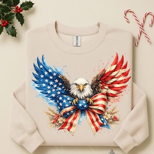 Può includere: Felpa beige con un design patriottico di un'aquila. Le ali dell'aquila sono colorate con la bandiera americana e tiene un fiocco con lo stesso design. La felpa ha un girocollo e maniche lunghe.