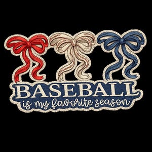Puede incluir: Diseño gráfico con tres lazos decorativos en rojo, crema y azul, con detalles de costura de béisbol. El texto "BASEBALL is my favorite season" se muestra debajo sobre un fondo azul.