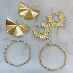 Gold Statement Ohrringe, Fächer Ohrringe, Sunburst Ohrringe, Alltägliche Ohrringe, Geschenk unter 25, Weihnachtsgeschenk für Sie, Gold Schmuck für Sie