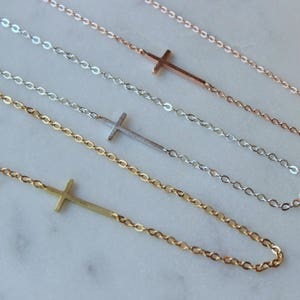 Collier croix latérale, croix latérale, collier croix latérale, collier latéral, bijoux croix, bijoux cadeau moins de 25 ans, idées cadeaux croix