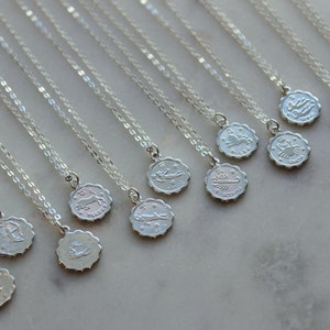 Puede incluir: Un conjunto de collares de plata con colgantes de signos del zod&iacute;aco. Cada collar presenta un s&iacute;mbolo del zod&iacute;aco diferente, incluidos Aries, Tauro, G&eacute;minis, C&aacute;ncer, Leo, Virgo, Libra, Escorpio, Sagitario, Capricornio, Acuario y Piscis.
