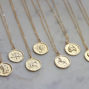 Pu&ograve; includere: Un set di 12 collane d'oro con ciondoli a forma di segni zodiacali. Ogni collana presenta un diverso simbolo zodiacale, tra cui Ariete, Toro, Gemelli, Cancro, Leone, Vergine, Bilancia, Scorpione, Sagittario, Capricorno, Acquario e Pesci.