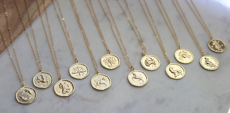 Pu&ograve; includere: Un set di 12 collane d'oro con ciondoli a forma di segni zodiacali. Ogni collana presenta un diverso simbolo zodiacale, tra cui Ariete, Toro, Gemelli, Cancro, Leone, Vergine, Bilancia, Scorpione, Sagittario, Capricorno, Acquario e Pesci.