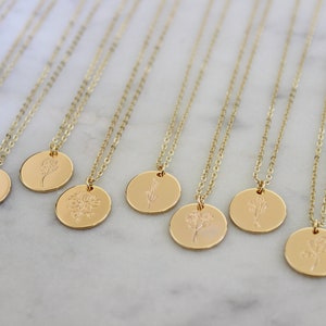Peut inclure: Plusieurs colliers dor&eacute;s orn&eacute;s de pendentifs ronds grav&eacute;s de motifs floraux d&eacute;licats. Chaque collier est compos&eacute; d'une fine cha&icirc;ne et d'une illustration botanique diff&eacute;rente, cr&eacute;ant un accessoire personnalis&eacute; et &eacute;l&eacute;gant.