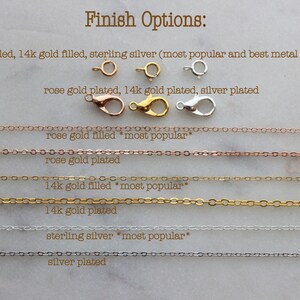 K&ouml;nnte beinhalten: Nahaufnahme verschiedener Kettenstile f&uuml;r Schmuck, darunter ros&eacute;gold gef&uuml;llt, 14 Karat Gold gef&uuml;llt, Sterlingsilber und plattierte Optionen. Der Text "Finish Options" befindet sich oben im Bild.