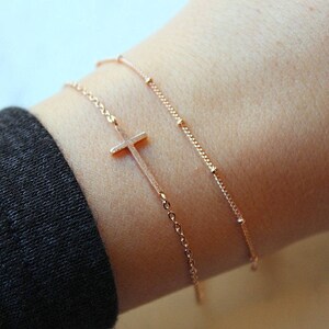 Ensemble de bracelet dainty, croix latérale d’or rose, croix latérale, bracelet de chute de rosée, gouttes de rosée, bracelet de gouttes de rosée, tendance maintenant, bracelet de croix