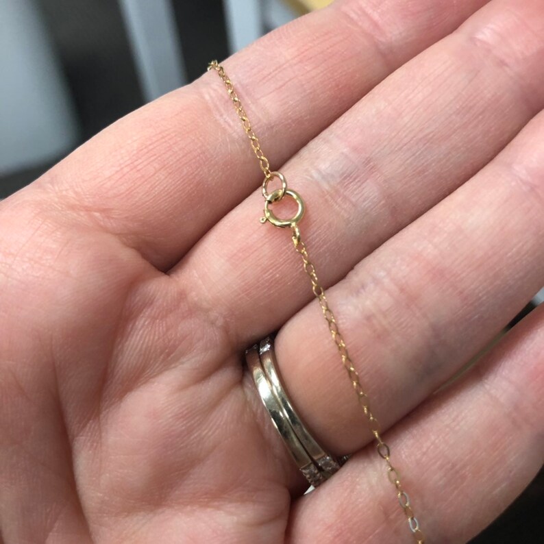 Pu&ograve; includere: Una collana a catena d'oro con chiusura a moschettone.