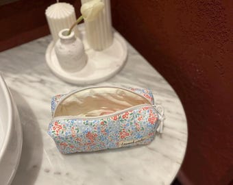 Neceser acolchado floral hecho a mano, neceser de viaje.
