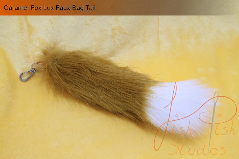 a caramel and white fox tail made of luxury faux fur.

suitable for bag decorations or parade, event costumes and cosplay