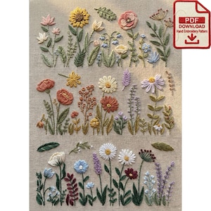 Könnte beinhalten: Handgesticktes Blumenmuster auf beigem Stoff. Das Design zeigt eine Vielzahl farbenfroher Blumen, darunter Sonnenblumen, Mohnblumen und Gänseblümchen, mit grünen Blättern und Stielen. Ein PDF-Download-Symbol befindet sich in der oberen rechten Ecke.
