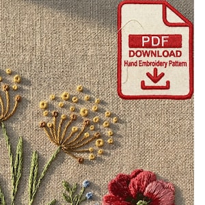 Peut inclure: Gros plan d'une broderie &agrave; la main sur tissu beige. Le motif pr&eacute;sente des &eacute;l&eacute;ments floraux jaunes et bruns, des feuilles vertes et un graphique de t&eacute;l&eacute;chargement PDF rouge et blanc avec le texte "Hand Embroidery Pattern".