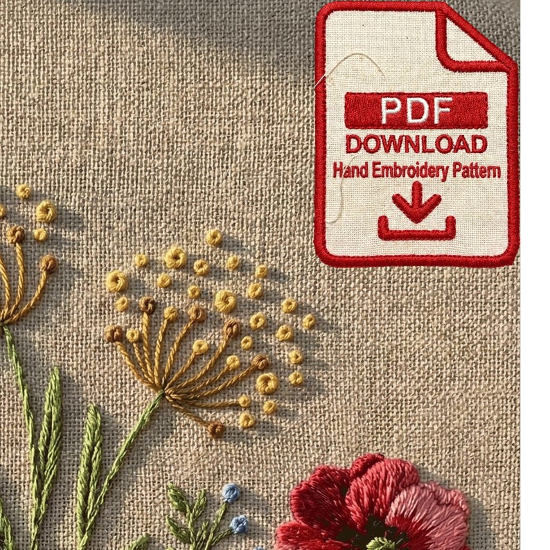 Peut inclure: Gros plan d'une broderie &agrave; la main sur tissu beige. Le motif pr&eacute;sente des &eacute;l&eacute;ments floraux jaunes et bruns, des feuilles vertes et un graphique de t&eacute;l&eacute;chargement PDF rouge et blanc avec le texte "Hand Embroidery Pattern".