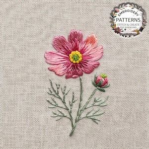 Può includere: Un fiore di cosmea ricamato a mano su tessuto di lino beige. Il fiore presenta petali rosa con un centro giallo brillante, uno stelo verde e un piccolo bocciolo chiuso. Un logo circolare in alto a destra riporta EMBROIDERY PATTERNS STITCH & CREATE PDF DOWNLOAD.