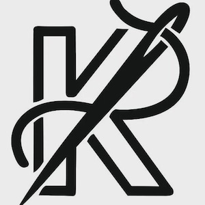 Peut inclure: Logo noir et blanc repr&eacute;sentant la lettre "K" entrelac&eacute;e avec une aiguille et du fil. L'aiguille est positionn&eacute;e en diagonale sur le "K", le fil s'enroulant autour de la lettre.