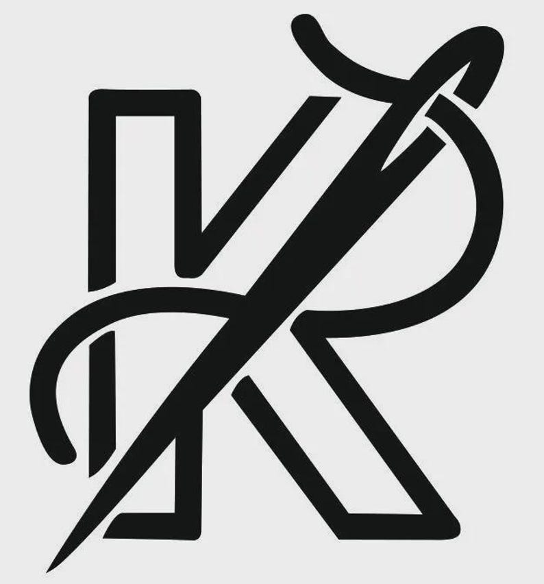 Peut inclure: Logo noir et blanc repr&eacute;sentant la lettre "K" entrelac&eacute;e avec une aiguille et du fil. L'aiguille est positionn&eacute;e en diagonale sur le "K", le fil s'enroulant autour de la lettre.
