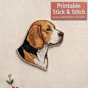 Op de afbeelding: Een geborduurde patch met een beagle-hondenkop in profiel met bruine, zwarte en witte draad. Een rechthoekig bord erboven leest: Printable Stick & Stitch HAND EMBROIDERY PATTERN. Een kleine geborduurde bloemstengel is zichtbaar onderaan.