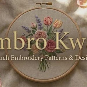 Peut inclure: Un cercle &agrave; broder avec un motif floral est au centre de l'image. Le texte "Embro Kwak" est affich&eacute; au-dessus de "French Embroidery Patterns & Designs". Des bobines de fil, des aiguilles et des ciseaux sont &eacute;galement visibles.