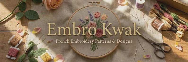 Peut inclure: Un cercle &agrave; broder avec un motif floral est au centre de l'image. Le texte "Embro Kwak" est affich&eacute; au-dessus de "French Embroidery Patterns & Designs". Des bobines de fil, des aiguilles et des ciseaux sont &eacute;galement visibles.