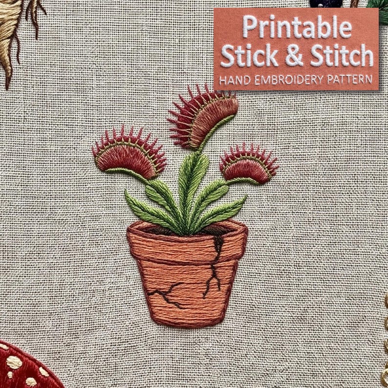 Puede incluir: Un dise&ntilde;o de bordado sobre tela beige claro que muestra una planta atrapamoscas con hojas verdes y trampas de puntas rojas en una maceta de color terracota agrietada. El texto "Printable Stick & Stitch HAND EMBROIDERY PATTERN" es visible.
