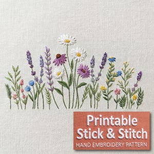 Può includere: Ricamo floreale con fiori selvatici viola, bianchi, gialli e blu. Il testo "Printable Stick & Stitch HAND EMBROIDERY PATTERN" è visualizzato su uno sfondo arancione rettangolare.