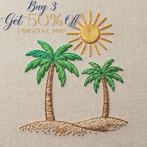 Könnte beinhalten: Gestickte Kunst mit zwei Palmen, einer Sonne und dem Text "Buy 3 Get 50% Off | DIGITAL PDF". Das Design verwendet grüne, braune und gelbe Fäden auf einem beigefarbenen Stoffhintergrund. Das Kunstwerk zeigt eine Strandszene.