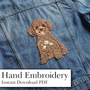 Puede incluir: Chaqueta vaquera con un bordado detallado de caniche marrón, adornado con margaritas blancas y hojas verdes. El texto "Hand Embroidery Instant Download PDF" se muestra en la parte inferior de la imagen.
