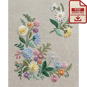 Op de afbeelding: Handgeborduurd bloemenpatroon met madeliefjes, blauwe bloemen en andere bloemen in tinten geel, roze en paars. De tekst "PDF DOWNLOAD Hand Embroidery Pattern" is zichtbaar. Het ontwerp staat op een neutrale stof.