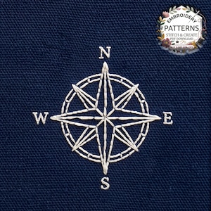 Può includere: Un disegno di rosa dei venti ricamato in bianco su uno sfondo di tessuto blu navy scuro. La bussola presenta quattro punti cardinali contrassegnati dalle lettere N, S, E e W. Un logo floreale circolare nell'angolo in alto a destra contiene il testo EMBROIDERY PATTERNS STITCH & CREATE PDF DOWNLOAD BUY 3 GET 50% OFF.